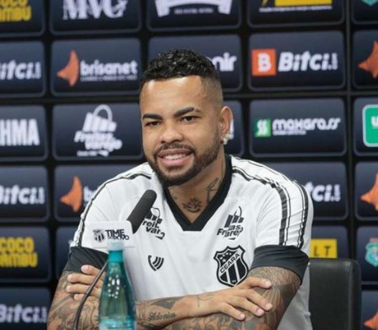 Dentinho com a camisa do Ceará durante entrevista coletiva (Divulgação/Ceará)