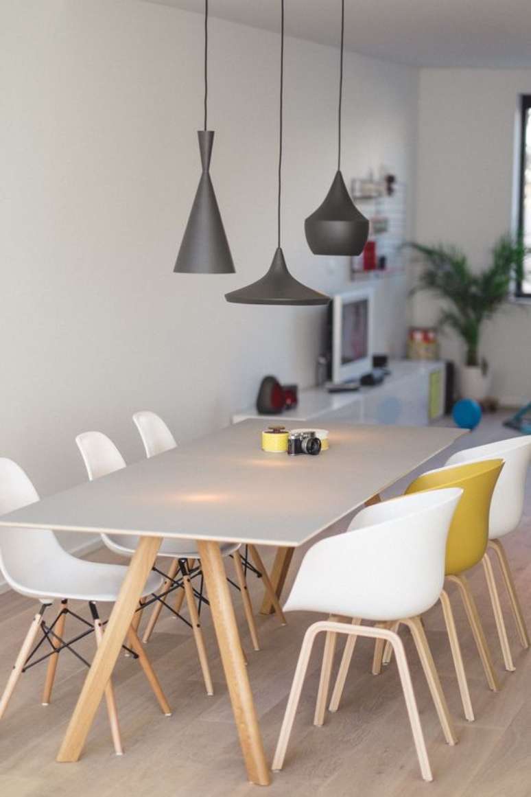 24. Sala com mesa p&eacute; palito off white e cadeiras com p&eacute; palito &ndash; Via: Art of It