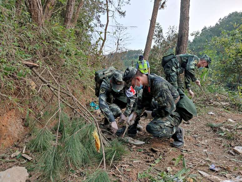 Soldados trabalham em local de queda de avião na China