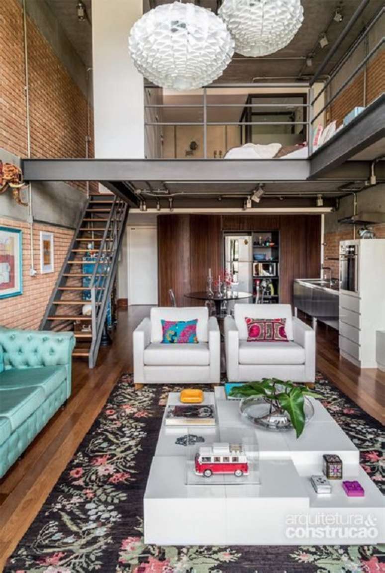 16. Loft com mezanino met&aacute;lico acima da sala de estar &ndash; Foto Casa Abril