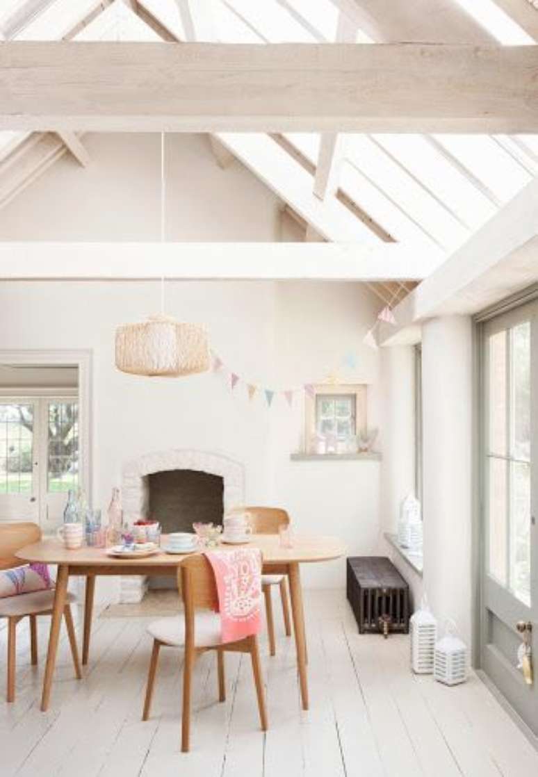 36. Mesa p&eacute; palito madeira no ambiente clean &ndash; Via: Miv Interiores