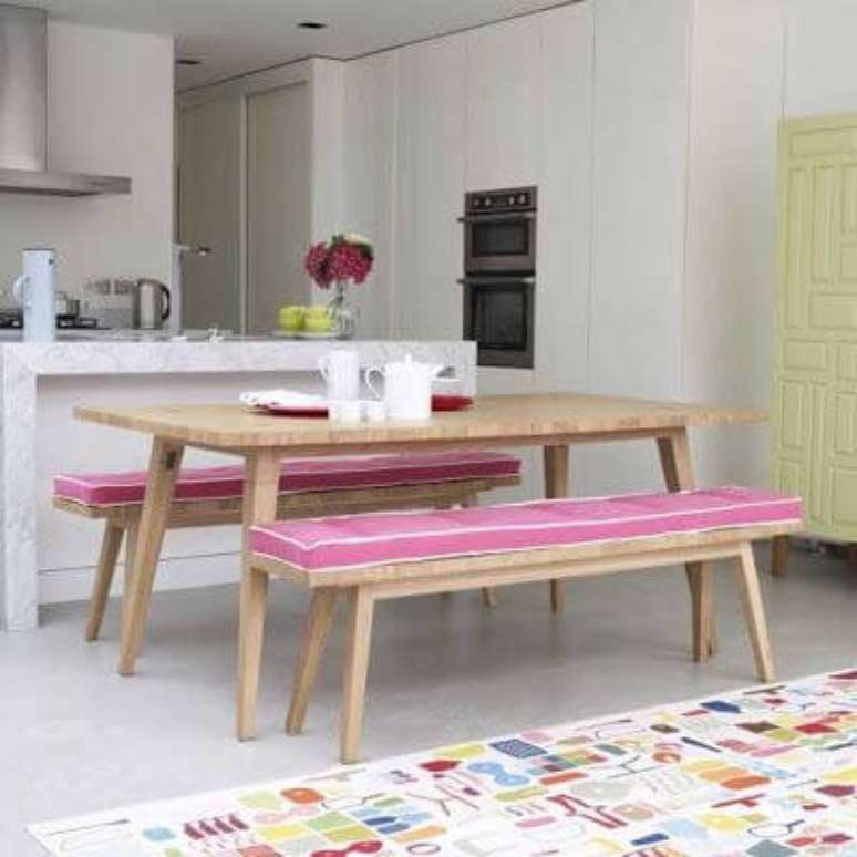 22. Mesa p&eacute; palito com banco combinando &ndash; Via: Ideal Home&nbsp;