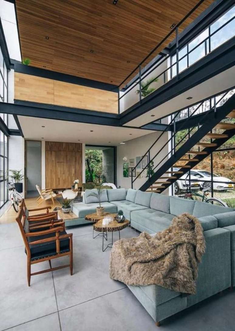 41. Sala no conceito aberto com mezanino met&aacute;lico &ndash; Foto Juan Correa