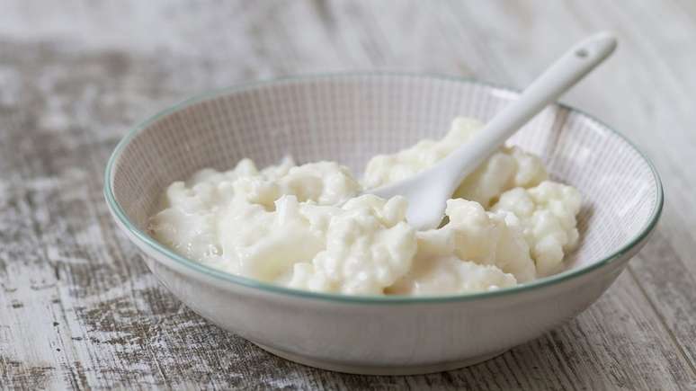Estudos sugerem que alimentos probi&oacute;ticos, como kefir, podem influenciar o microbioma