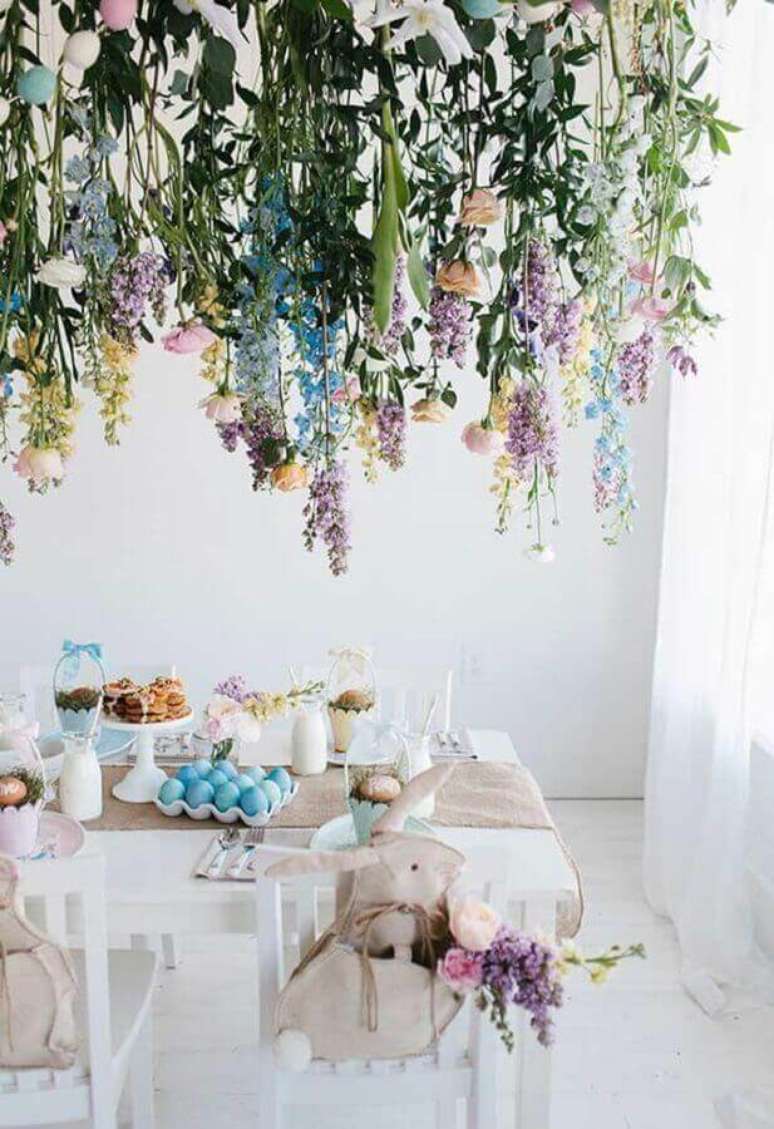 39. Delicada decoração para mesa de páscoa com ovos azuis – Foto: Nunta cu stil