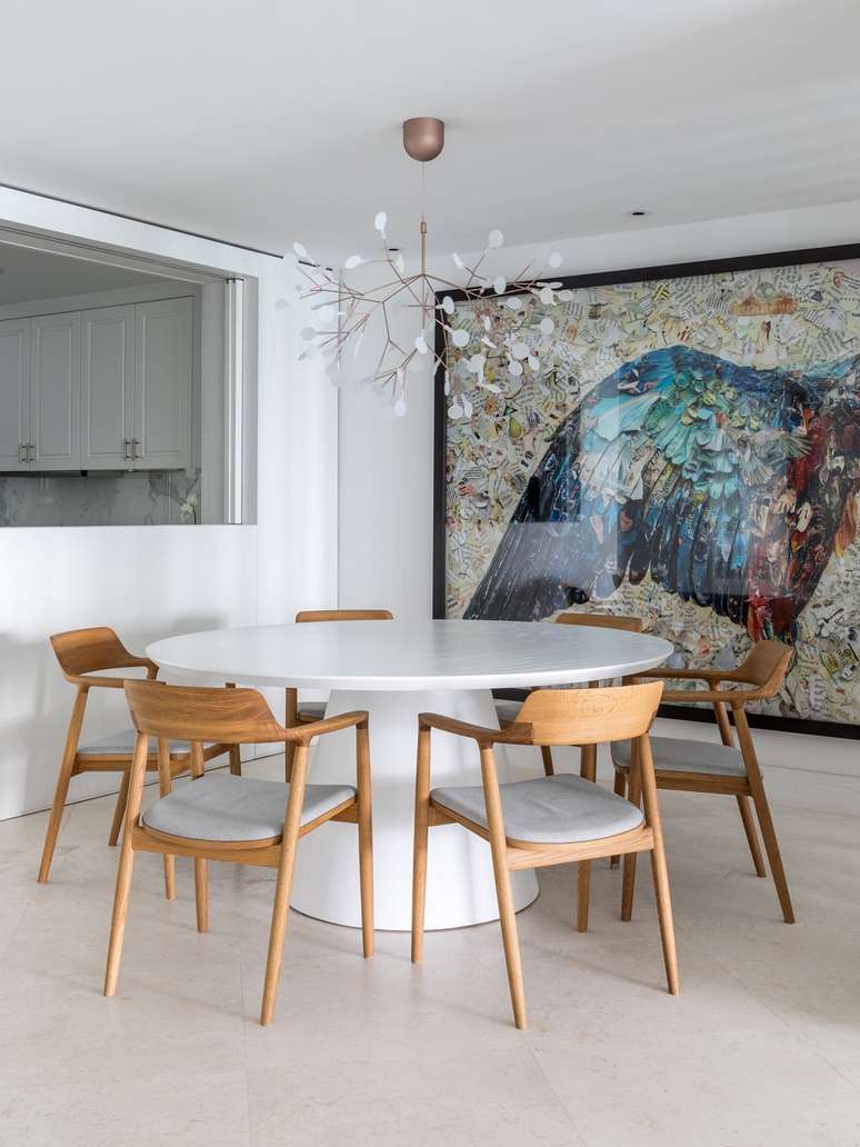 5. Mesa de jantar redonda e lustre moderno. Foto: Fran Parente