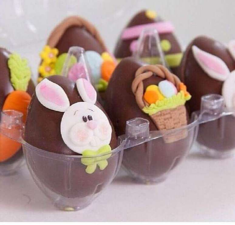 58. Lembrancinhas de páscoa com ovinhos de chocolate personalizados – Foto: Pinosy