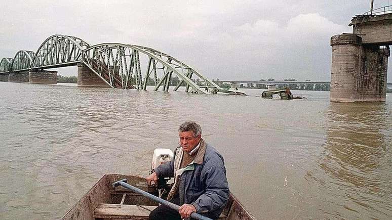 Fotos de arquivo mostram ponte atingida pela Otan em Belgrado em 1999