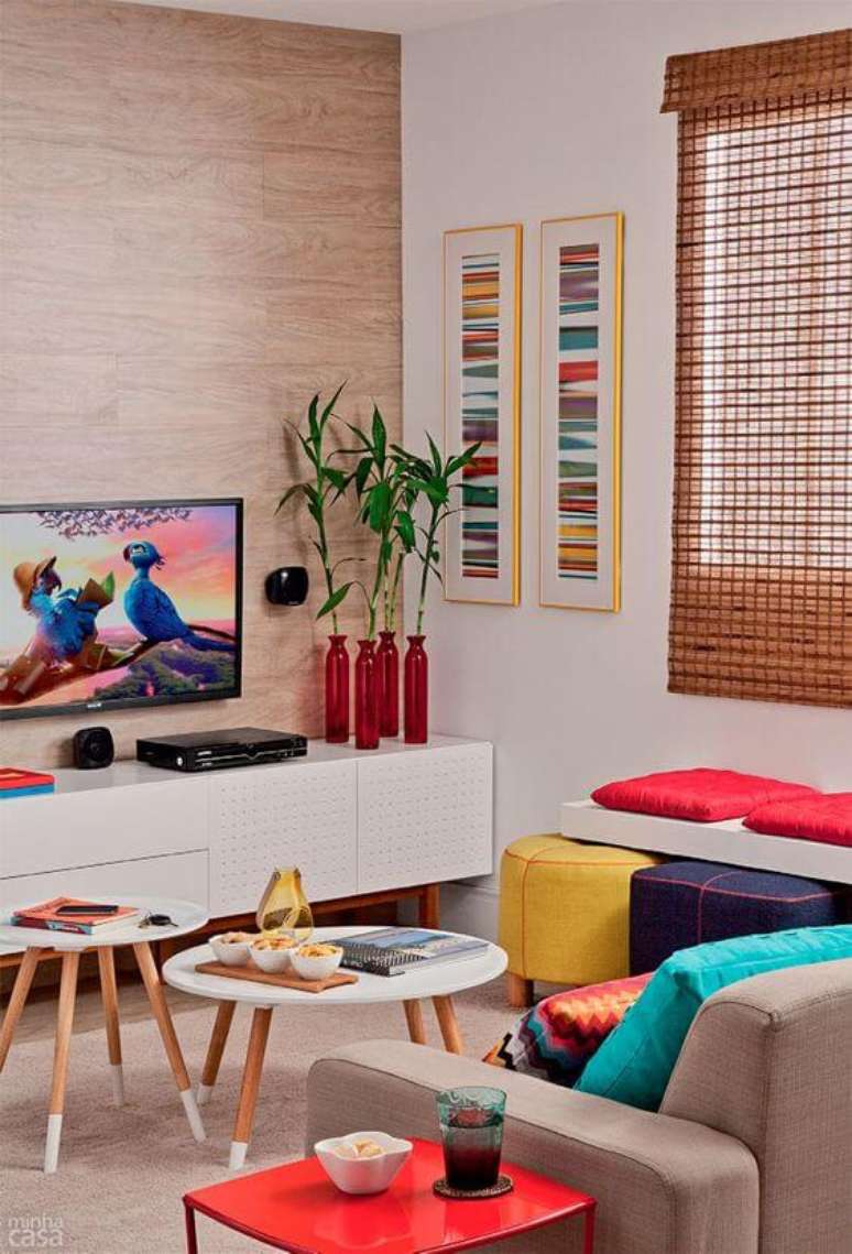 13. Mesa p&eacute; palito redonda na sala retr&ocirc; &ndash; Via: Casa Abril