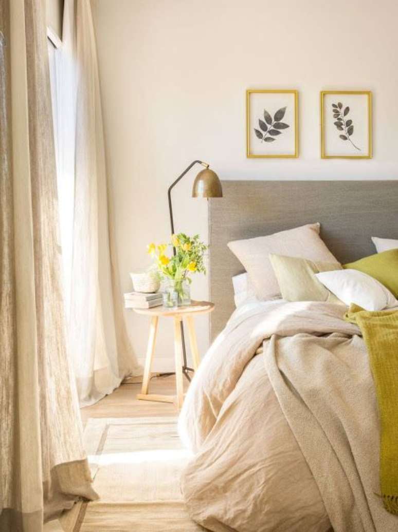 50. Cama com mesa p&eacute; palito &ndash; Via: Casa Tres Chic