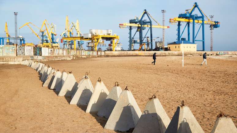 Defesas de concreto ucranianas em uma praia perto do porto de Mariupol, em 17 de fevereiro