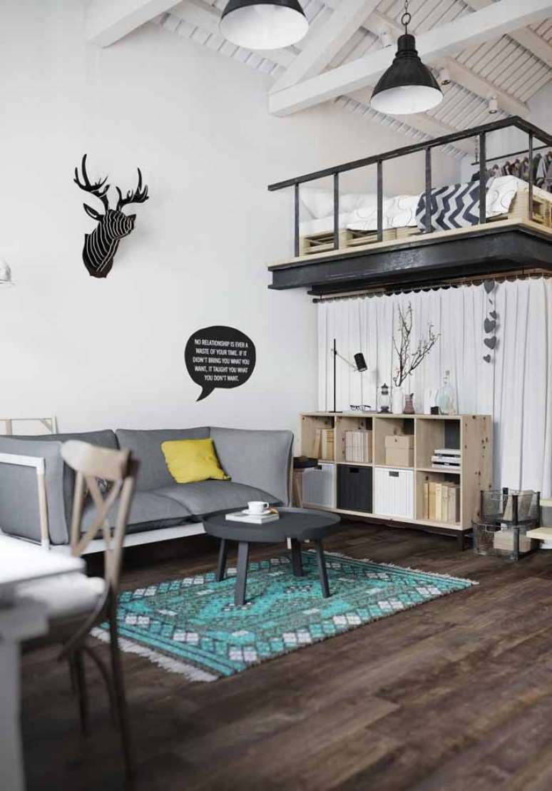 43. Sala pequena com mezanino met&aacute;lico para cama no alto &ndash; Foto Decor Facil