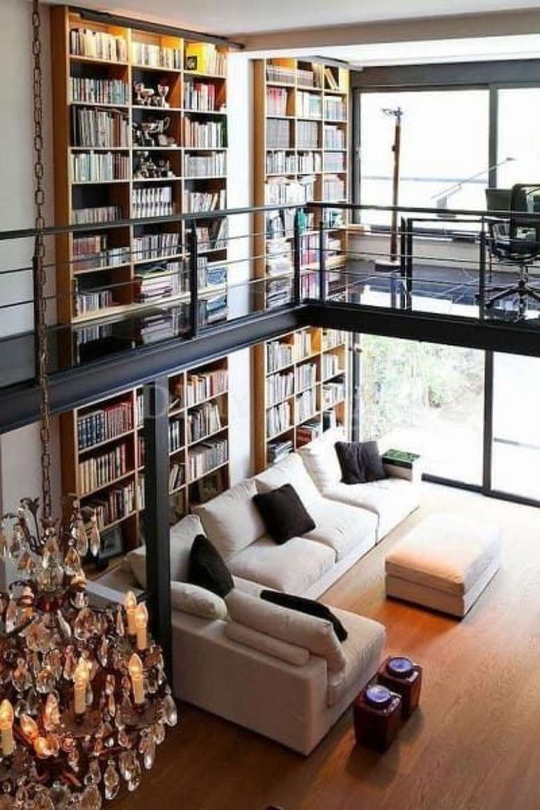 29. Sala com mezanino de estrutura met&aacute;lica para escrit&oacute;rio e livros &ndash; Foto DLux Imagens