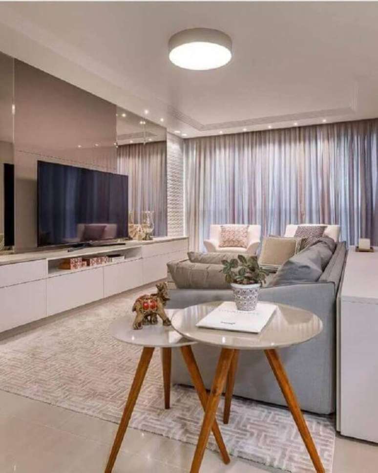 33. Mesa p&eacute; palito ao lado do sof&aacute; &ndash; Via: Revista VD