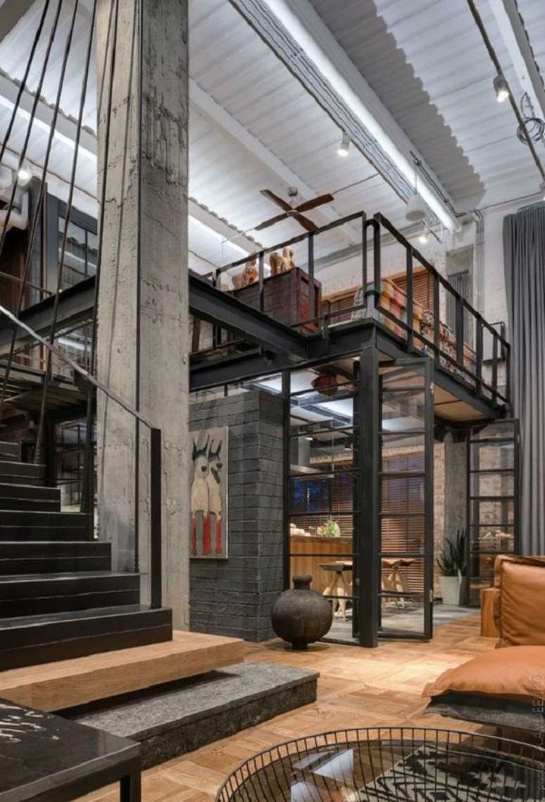 14. Loft com estrutura de mezanino met&aacute;lico no estilo industrial &ndash; Foto Decoholice