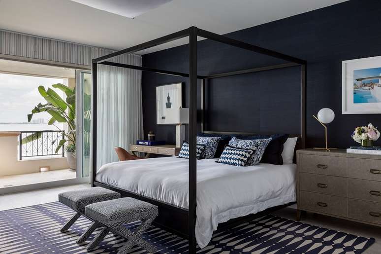 9. O azul est&aacute; presente nos pap&eacute;is de parede e no tapete da su&iacute;te master. Foto: Fran Parente