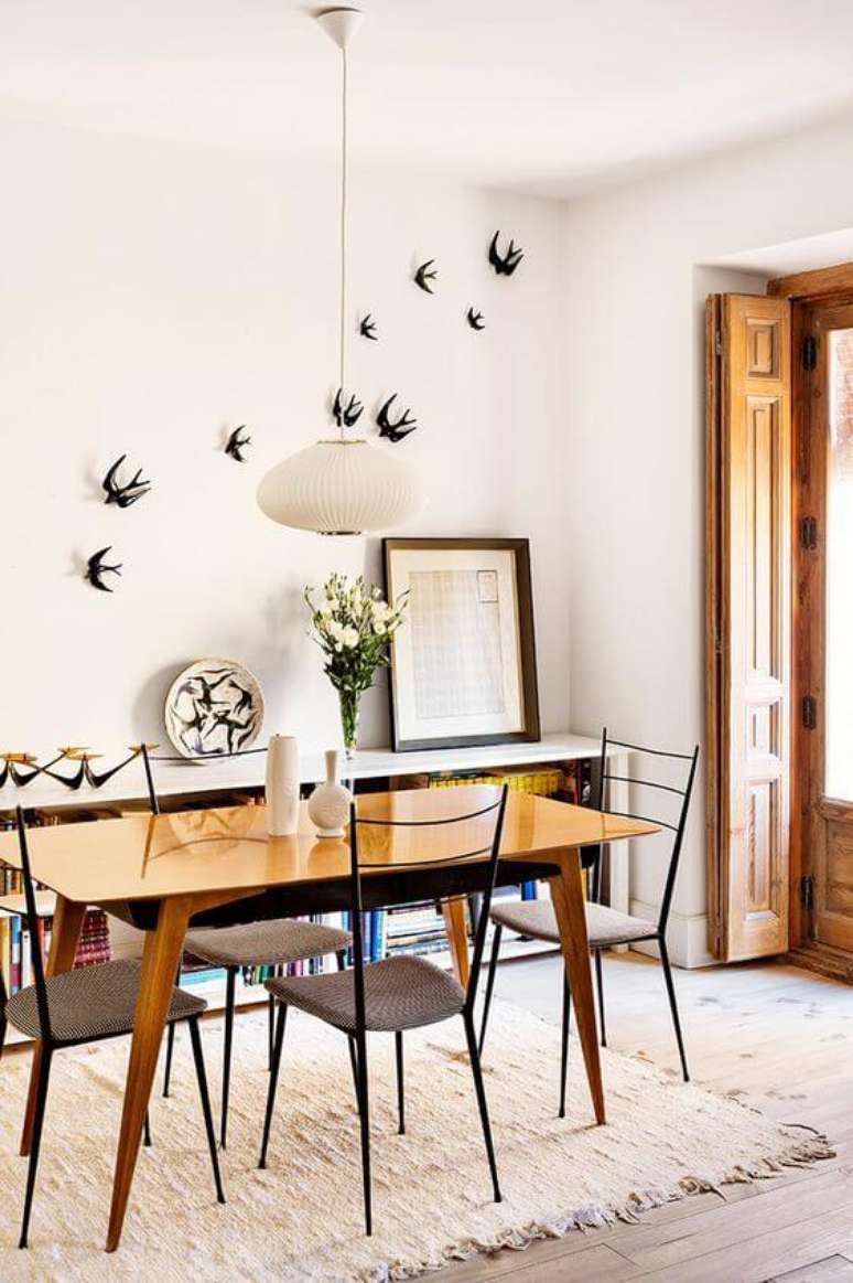 15. Mesa p&eacute; palito com cadeiras de ferro &ndash; Via: Revista Ad