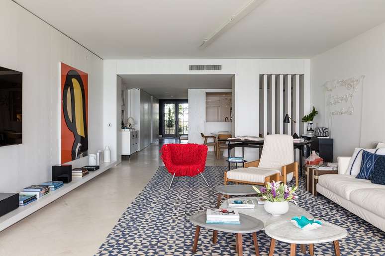 2. Sala de estar ampla com m&oacute;veis claros. Foto: Fran Parente