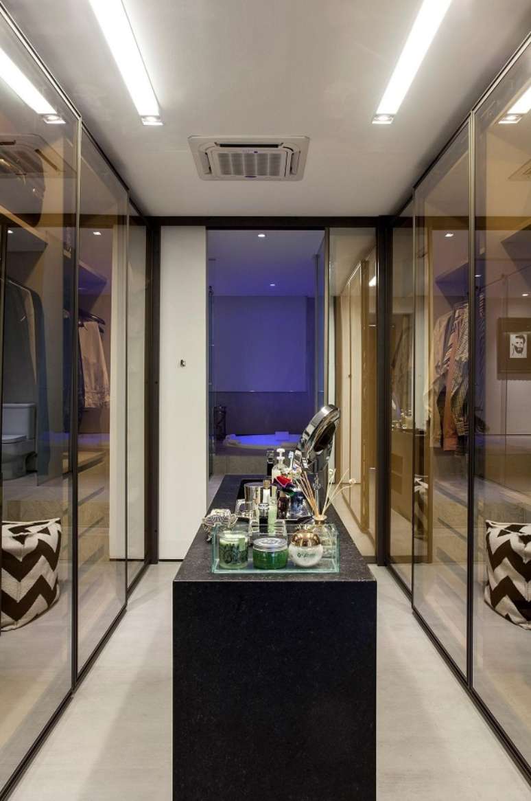 6. Projeto de closet com guarda roupa moderno de portas espelhadas e móveis pretos – Foto SQ Arquitetos Associados