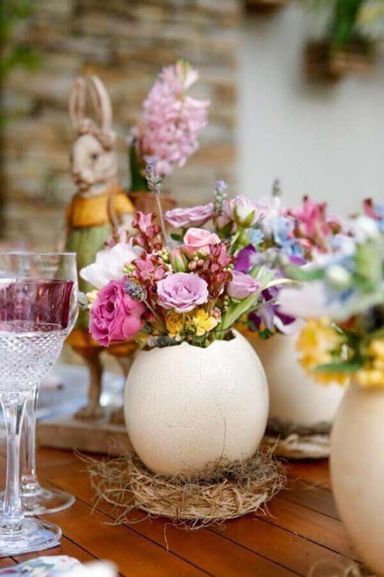 38. Decoração de páscoa com arranjo de flores dentro de casca de ovo – Foto: Lovely Lovely!