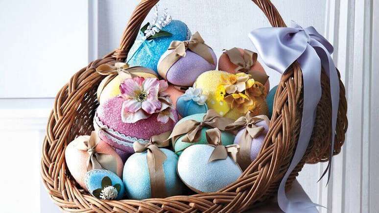 25. Cesta de páscoa com ovos coloridos e decorados com fitas e flores – Foto: Martha Stewart