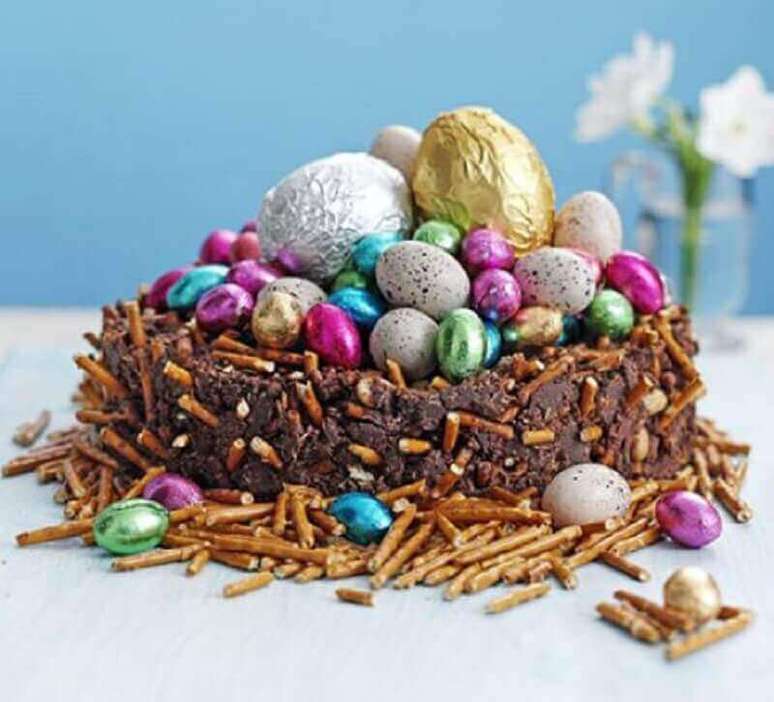 32. Cesta de páscoa feita com bolo de chocolate e vários ovos pequenos de chocolate – Foto: BBC Good Food