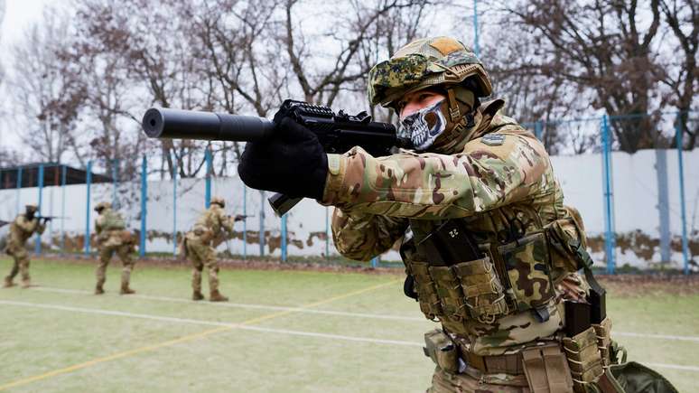 Campo de treinamento do Batalhão Azov em um antigo resort perto de Mariupol, em fevereiro de 2019