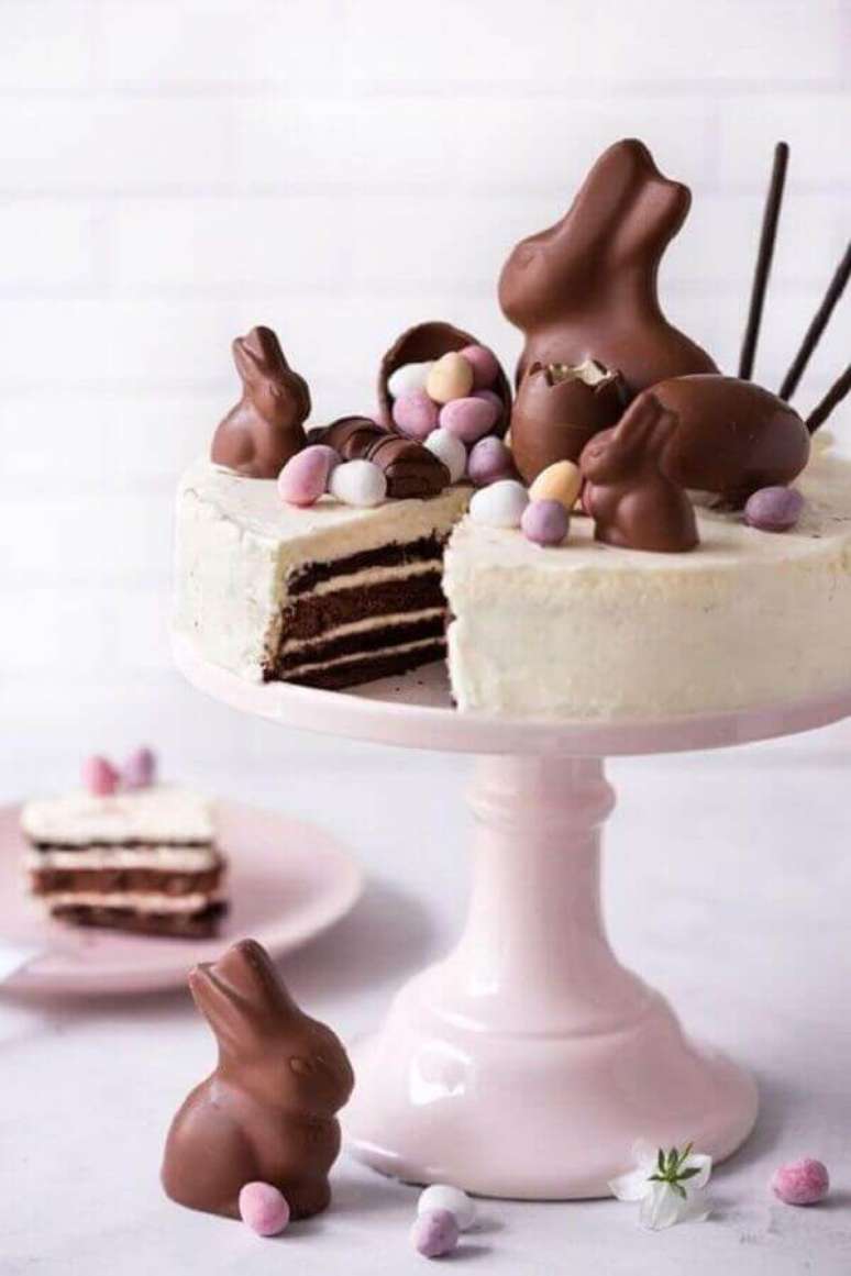 18. Uma das ideias de páscoa é fazer um lindo bolo com coelhinhos de chocolate – Foto: Haus Dekoration
