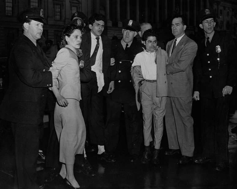 Lolita Lebr&oacute;n, uma l&iacute;der nacionalista de Porto Rico, foi presa em 1954 junto com outras tr&ecirc;s pessoas por atirar no Congresso dos Estados Unidos. Ela &eacute; um dos primeiros personagens a aparecer no v&iacute;deo do cantor porto-riquenho.