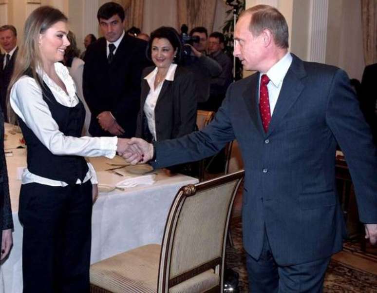 A ex-atleta e deputada russa Alina Kabaeva, em encontro com Putin