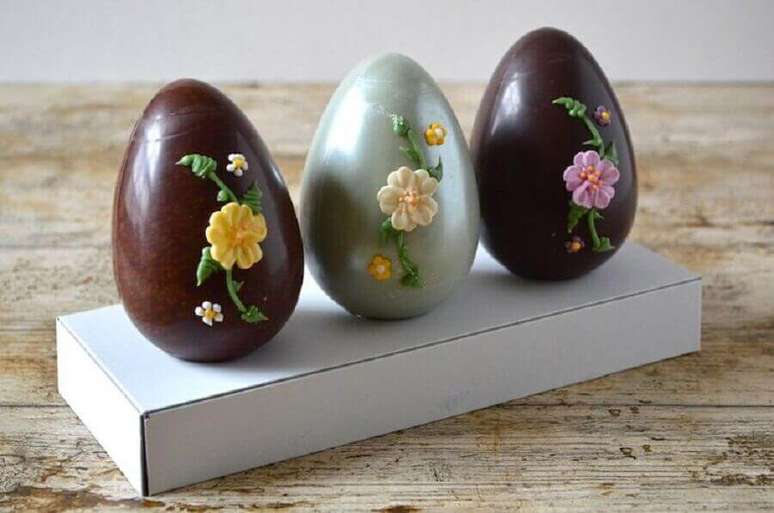 69. Lindos ovos de páscoa decorados com flores de glacê – Foto: Tin and Thyme