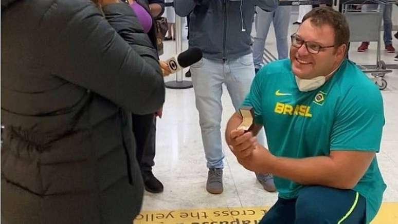 Darlan Romani entregou o anel de noivado a sua esposa ainda no Aeroporto de Guarulhos, onde desembarcou.