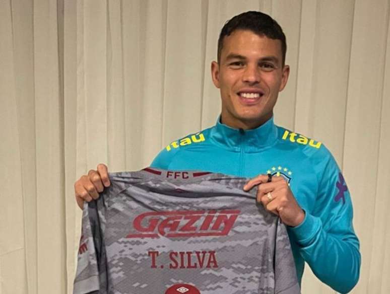 Thiago Silva posou com a camisa do Fluminense na concentração da Seleção (Foto: Reprodução)