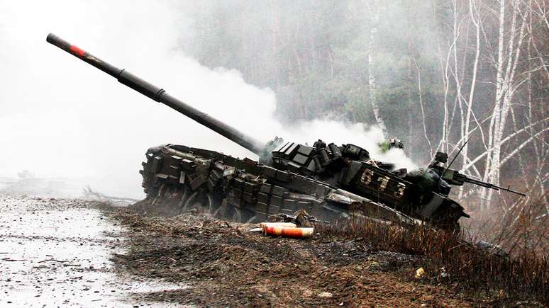 Tanque russo destruído na Ucrânia, em 26 de fevereiro