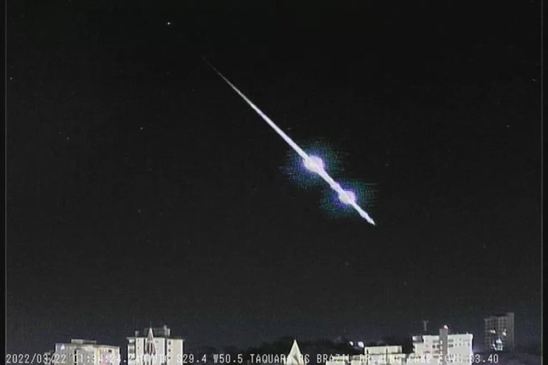 Meteoro explode duas vezes no céu do RS.