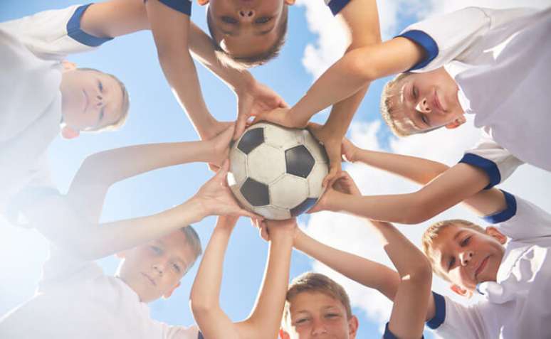 Começando O Jogo De Futebol Com Crianças Foto de Stock - Imagem de