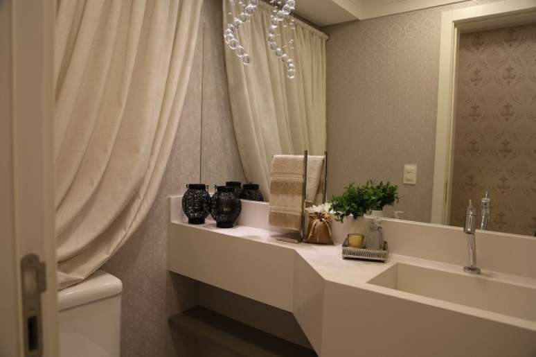 52. Decora&ccedil;&atilde;o com lavabo embaixo da escada e pia de m&aacute;rmore bege -Foto Fernanda Pereira