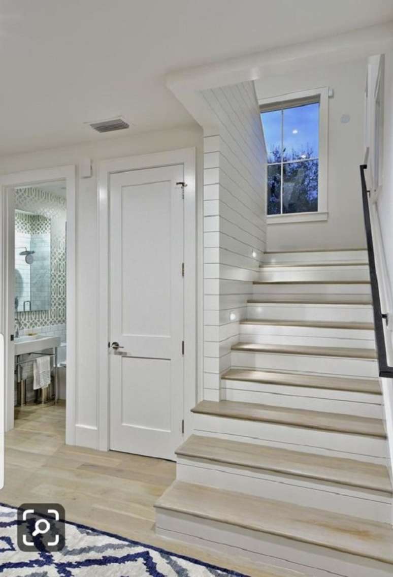 22. Lavabo embaixo da escada moderna &ndash; Foto SyonPress