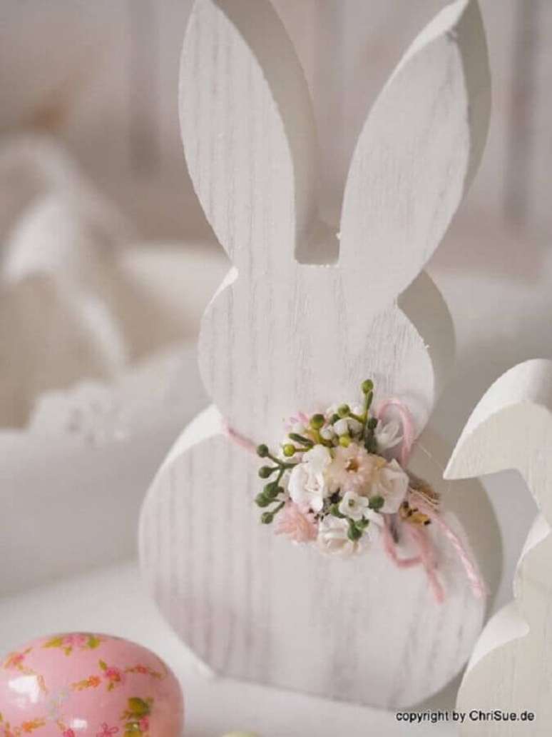 11. Modelo de enfeites de P&aacute;scoa feito em madeira com delicado coelhinho decorado com pequenas flores &ndash; Foto: Etsy