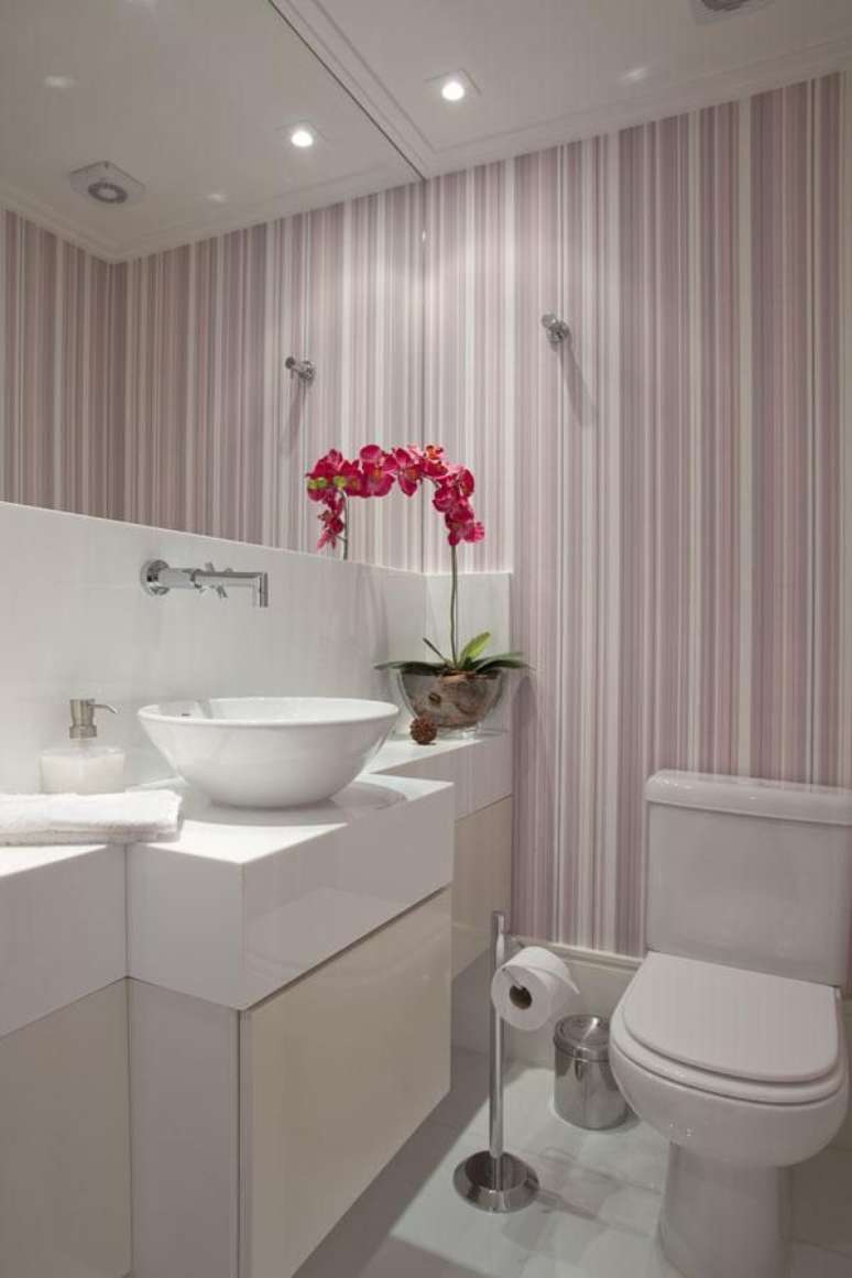 46. Decora&ccedil;&atilde;o com lavabo embaixo da escada &ndash; Foto Deborah Basso