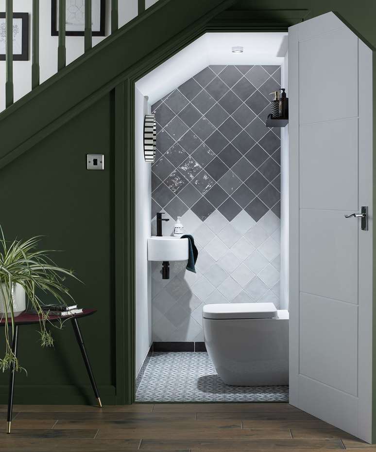 17. Lavabo embaixo da escada pintada de verde &ndash; Foto Design Swan