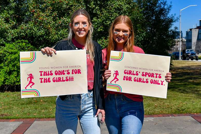 Manifestantes protestam em Atlanta com cartaz que diz: "Esportes de meninas apenas para meninas"