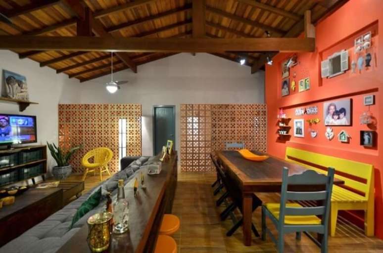 37. Sala integrada com m&oacute;veis usados de madeira e coloridos. Projeto de Arquitetando Ideias