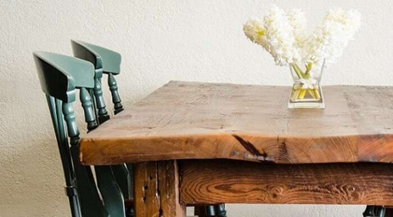 50. Mesa r&uacute;stica de madeira e cadeiras pintadas de verde para deixar os m&oacute;veis usados ainda mais bonitos. Foto de Platte Furniture