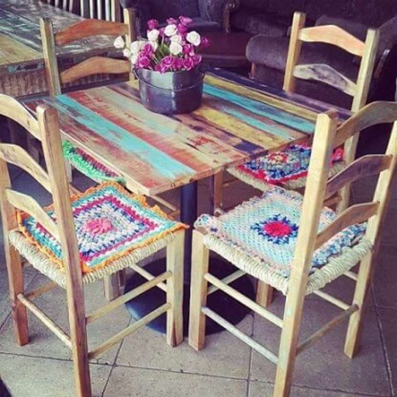 18. Mesa com p&aacute;tina colorida e cadeiras com assento de croch&ecirc;. Foto de Antiquario Mercatudo Moveis Usados