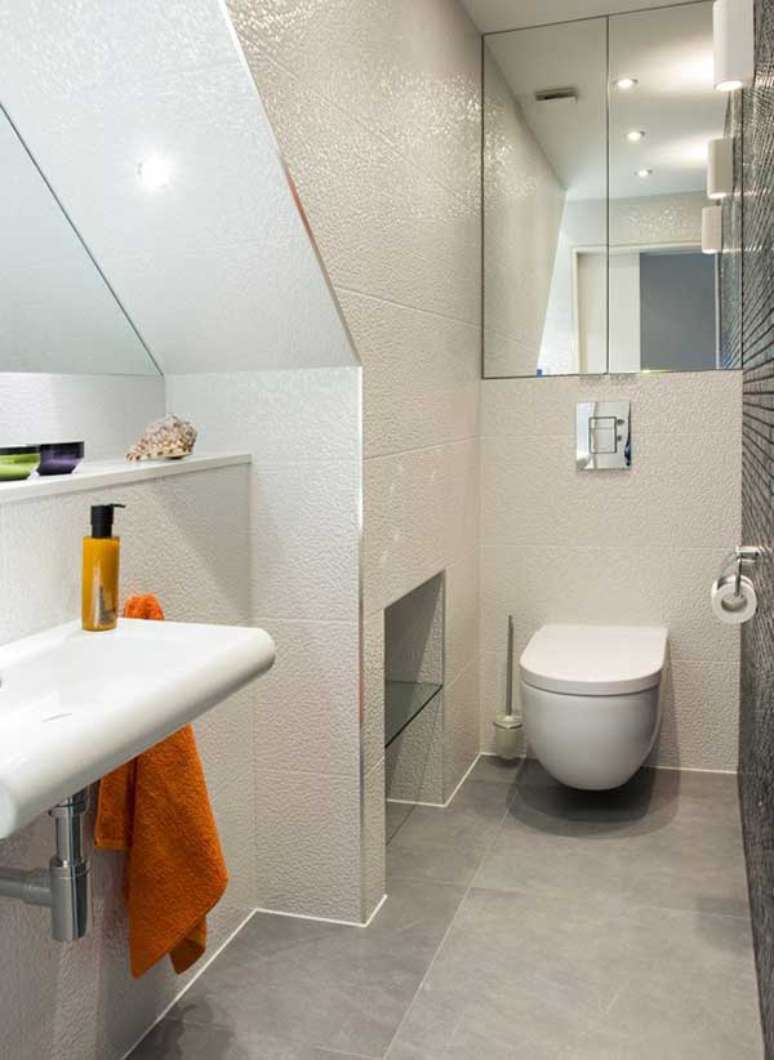 5. Projeto de lavabo embaixo da escada com espelhos na parede &ndash; Foto Sua Decora&ccedil;&atilde;o