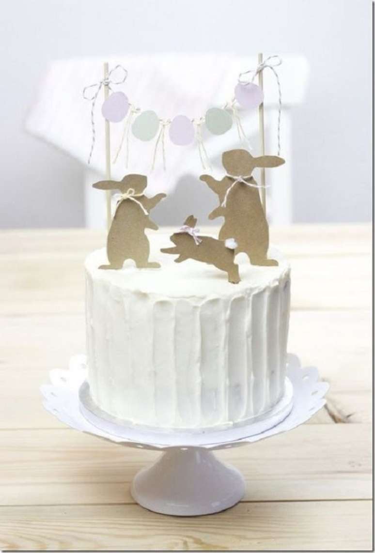 65. Bolo simples decorado com coelho da p&aacute;scoa &ndash; Foto Fabiana Tardochi