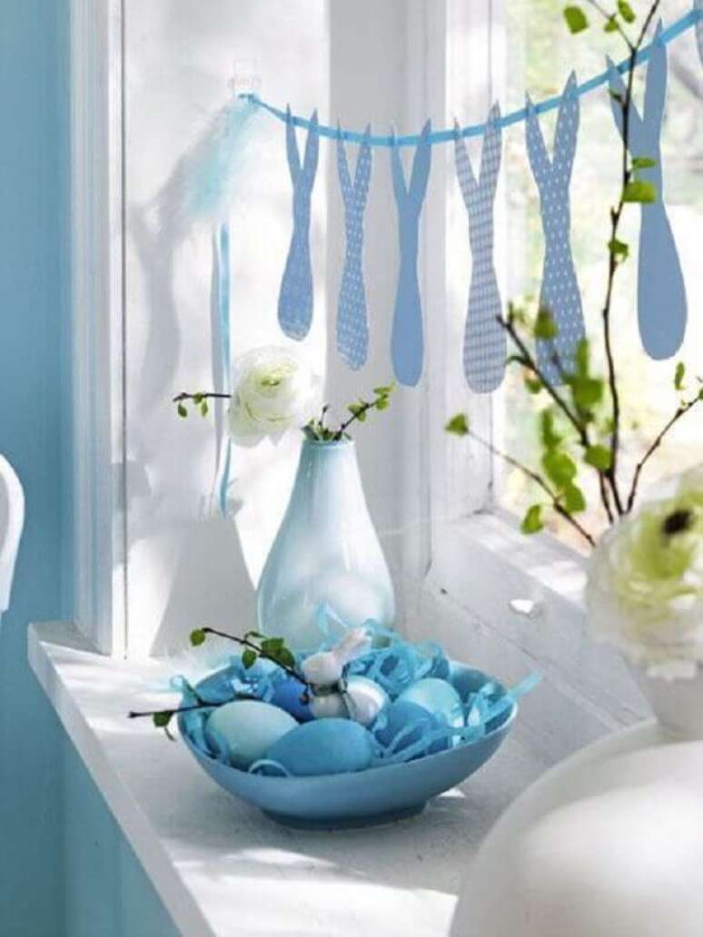 49. Decora&ccedil;&atilde;o com enfeites de P&aacute;scoa azul &ndash; Foto: Coisinhas da G&ecirc;