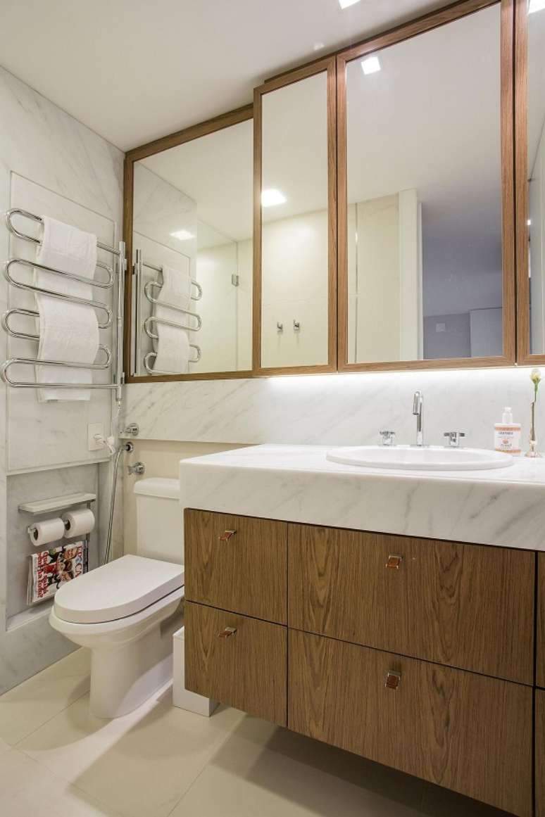 33. Lavabo embaixo da escada com decoracao de espelhos e gabinete amadeirado &ndash; Foto Karla Silva