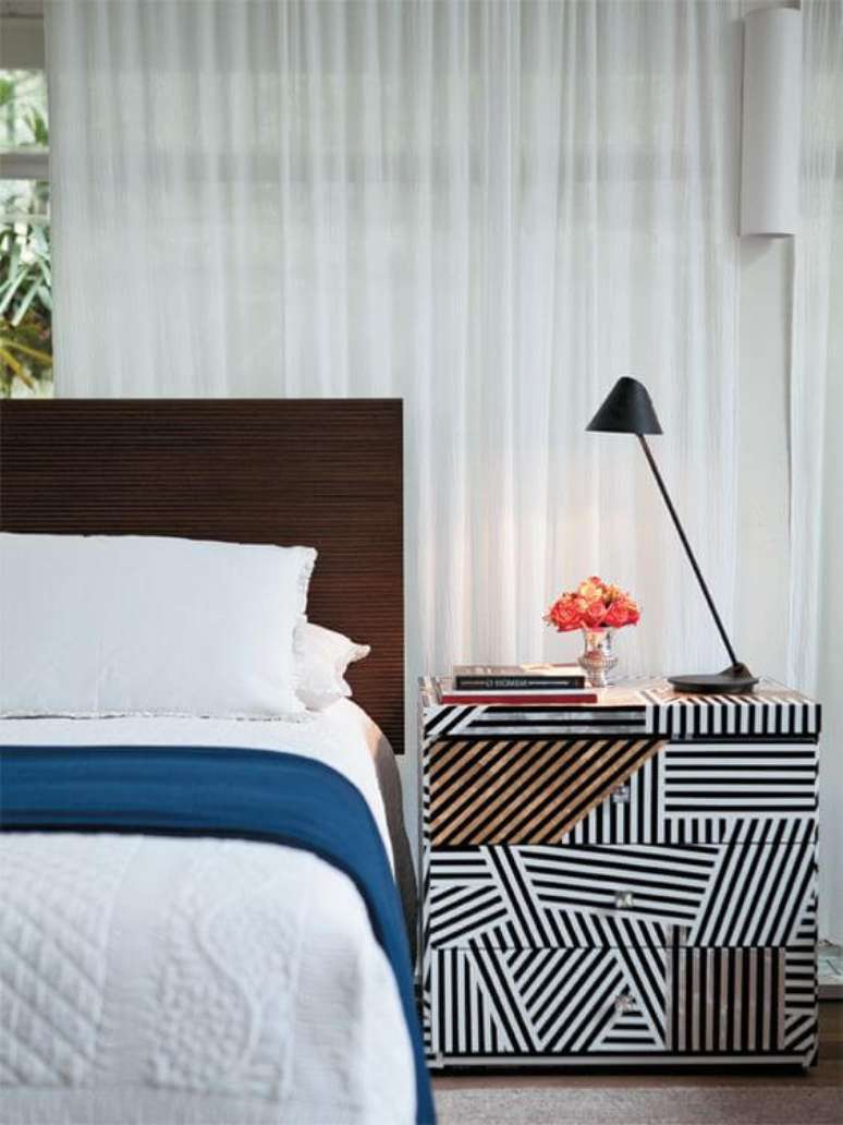 51. Criado mudo com decoupage com visual bem moderno de m&oacute;veis usados. Foto de Reciclar e Decorar